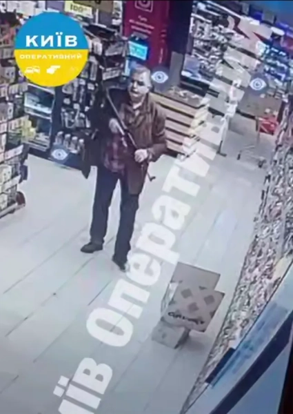Терор із захопленням заручників у Києві: озброєний чоловік забарикадувався всередині супермаркету, поки спецпризначенці готуються до штурму будівлі