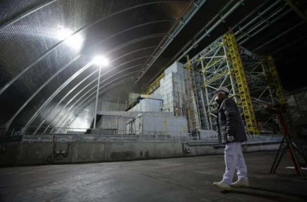 epa12911001 Відвідувачі в новій зоні безпечного конфайнменту, що охоплює 4-й блок Чорнобильської атомної електростанції в Чорнобилі, Україна, 23 квітня 2026 року (опубліковано 24 квітня 2026 року). 26 квітня 2026 року Україна відзначатиме 40-ту річницю Чорнобильської катастрофи. Вибух реактора №4 Чорнобильської атомної електростанції рано вранці 26 квітня 1986 року досі вважається найгіршою ядерною катастрофою на сьогоднішній день. EPA/СЕРГІЙ ДОЛЖЕНКО