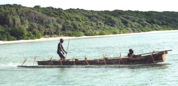 Сентінельці на острові Північний Сентінель на Андаманських і Нікобарських островах. Сентінельці, плем'я донеоліту, є одним з останніх племен кам'яної доби, яке чинило опір будь-яким контактам із сучасним світом. Північний Сентінель Сентінельці Сентінельці