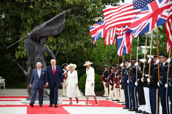 Президент США Дональд Трамп, перша леді Меланія Трамп, король Карл III та королева Камілла проходять через Рожевий сад до Овального кабінету після церемонії прибуття до Білого дому, Вашингтон, округ Колумбія, на другий день державного візиту до США. Дата фото: вівторок, 28 квітня 2026 року. Фото PA. Автор фото: Henry Nicholls/PA Wire.