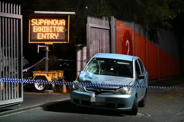 Момент зіткнення автомобіля з двома пішоходами, в результаті чого один загинув, а інший отримав травми, під час виставки Supanova на виставковому центрі Melbourne Showgrounds у Мельбурні в суботу, 18 квітня 2026 року. Автомобіль збив двох пішоходів поблизу популярного заходу для фанатів, внаслідок чого один загинув, а інший отримав травми, що загрожують життю. (Зображення AAP/Джоел Карретт) АРХІВУВАННЯ НЕ ПОТРІБНО