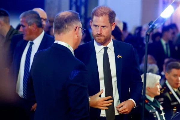 Британський принц Гаррі розмовляє з колишнім президентом Польщі Анджеєм Дудою перед початком Київського безпекового форуму на тлі нападу Росії на Україну, Київ, Україна, 23 квітня 2026 року. REUTERS/Валентин Огіренко