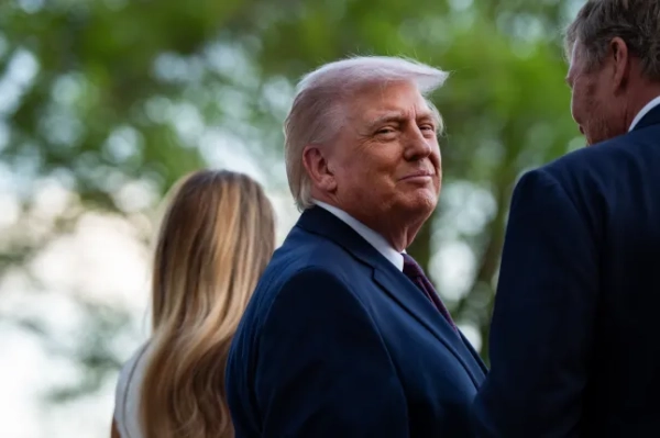 epa12888066 Президент США Дональд Трамп розмовляє з королем Нідерландів Віллемом-Олександром (праворуч) під час церемонії прибуття біля Білого дому у Вашингтоні, округ Колумбія, США, 13 квітня 2026 року. Президент США Трамп приймає короля та королеву Нідерландів на вечері в Білому домі. EPA/SALWAN GEORGES / POOL