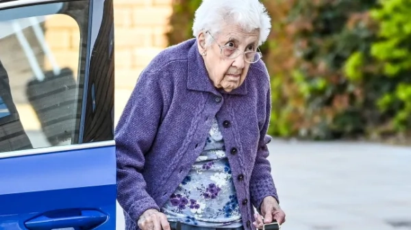 Джоан Барвік прибуває сьогодні до Королівського суду Вулвергемптона. П'ятниця, 24 квітня 2026 року. 95-річна жінка з'являється в суді для оголошення вироку після того, як вона визнала, що вбила жінку через небезпечне водіння в Стоурбріджі. Джоан Барвік буде засуджена за спричинення смерті через небезпечне водіння в Королівському суді Вулвергемптона сьогодні (п'ятниця, 24 квітня). Барвік визнала вбивство Лінди Ворхем, яку збив червоний Vauxhall Corsa на Хеглі-роуд біля Tesco Express в Олдсвінфорді. Вона визнала себе винною за цим звинуваченням у тому ж суді 5 лютого. Пані Ворхем померла в лікарні QE від травм голови, отриманих в дорожньо-транспортній пригоді, яка сталася близько 16:00 17 квітня минулого року. Фото опубліковано 24.04.2026