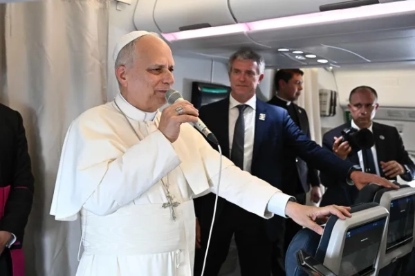 epa12898091 Папа Лев XIV проводить брифінг для преси на борту літака, що прямував до Луанди, Ангола, 18 квітня 2026 року. Папа Лев XIV перебуває з апостольським візитом в Анголі. EPA/LUCA ZENNARO / POOL