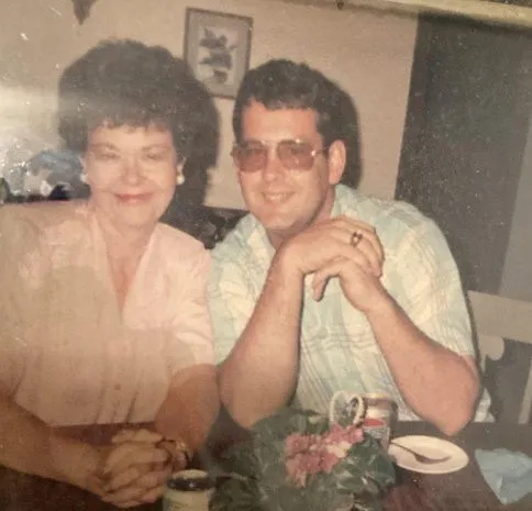 На фото – зображення Марліс Сатер та її сина Джона Сатера. Опубліковано у Facebook Джоном Сатером у День матері 12 травня 2024 року | У вівторок, 21 квітня, у в'язниці штату Флорида стратять 58-річного Чедвіка Вілласі шляхом смертельної ін'єкції за жахливе вбивство його сусідки Марліс Сатер у 1990 році. 24-річний Вілласі обкрадав будинок Сатер у Палм-Бей, коли несподівано повернувся додому. Вілласі побив 56-річну Сатер, зв'язав їй руки та ноги дротом та клейкою стрічкою, а потім жорстоко задушив мотузкою. Пізніше він вимкнув детектори диму, облив її бензином, поставив вентилятор до її ніг і підпалив. Посилання - https://www.facebook.com/john.andlinda.sather Посилання - https://www.facebook.com/john.andlinda.sather/posts/pfbid032vAUU8h3TAByB6hP93uXeBj72iuGxfJCpCVYVtFaGFJVTbmnaufAURRvG8WWKFYSl