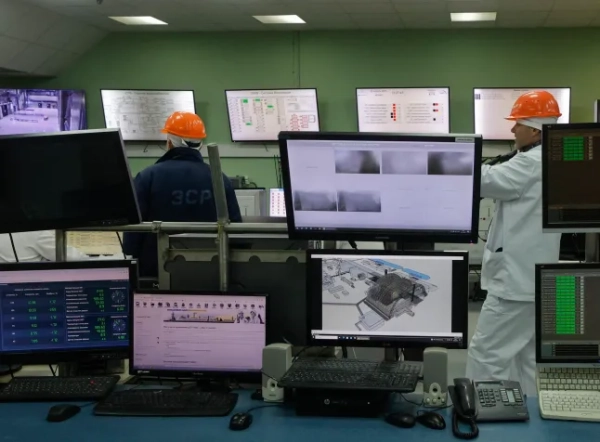 epa12910995 Працівники працюють у диспетчерській нового конфайнменту над четвертим реактором станції на Чорнобильській атомній електростанції, Чорнобиль, Україна, 23 квітня 2026 року (опубліковано 24 квітня 2026 року). 26 квітня 2026 року Україна відзначатиме 40-ту річницю Чорнобильської катастрофи. Вибух реактора №4 Чорнобильської атомної електростанції рано вранці 26 квітня 1986 року досі вважається найгіршою ядерною катастрофою на сьогоднішній день. EPA/СЕРГІЙ ДОЛЖЕНКО