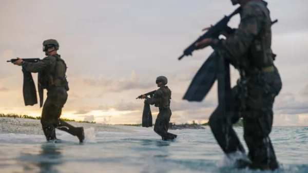 Морська піхота США разом із взводом розвідки сил 31-го експедиційного підрозділу морської піхоти проводить імітацію розвідки та спостереження в рамках імітації морського десанту на об'єкті військово-морської підтримки 24 березня 2026 року в Дієго-Гарсія, Британські території в Індійському океані. (Фото роздаткового матеріалу молодшого капрала Віктора Гуррола/Корпус морської піхоти США через Getty Images)