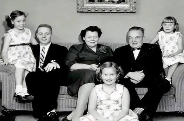 Таємницю зникнення родини у 1958 році розкрито. Кеннет (другий праворуч) та Барбара Мартін зникли разом зі своїми трьома доньками, Барбарою, Вірджинією та Сьюзен, у 1958 році. Їхньої старшої дитини, Дональда, не було з ними в машині. Фото: KOIN