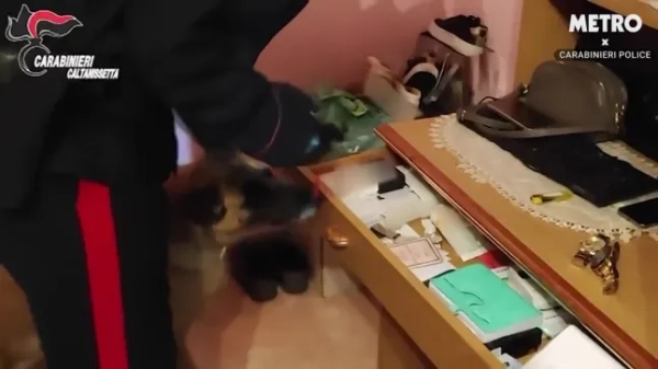 Поліція заарештувала 35 членів смертоносного італійського мафіозного угруповання за торгівлю наркотиками. На цьому відео видно, як італійські карабінери заарештовують підозрюваних у масштабній операції, яка, за їхніми словами, призвела до затримання 35 членів сицилійської мафії Коза Ностра в рамках масштабної операції, пов'язаної з багатомільйонним незаконним обігом наркотиків та схемою з використанням відпрацьованої нафти. Відеозапис був отриманий від італійських карабінерів у місті Нішемі, що в італійському регіоні Сицилія, 22 квітня.