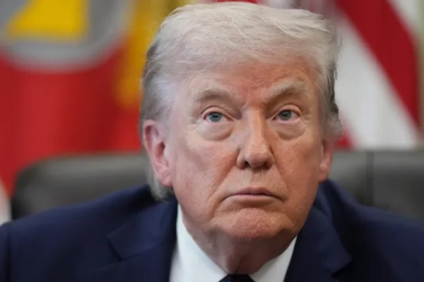 Президент Дональд Трамп виступає під час зустрічі між послами Ізраїлю та Лівану в Овальному кабінеті Білого дому у четвер, 23 квітня 2026 року, у Вашингтоні. (Фото AP/Марк Шифельбайн)