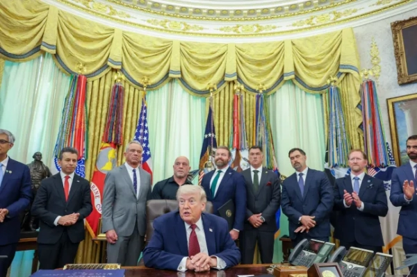 ВАШИНГТОН, ОКРУГ КОЛУМБІЯ – 18 КВІТНЯ: Президент США Дональд Трамп виступає в Овальному кабінеті після підписання Виконавчого розпорядження 18 квітня 2026 року у Вашингтоні, округ Колумбія. Виконавче розпорядження доручає Управлінню з контролю за продуктами харчування та лікарськими засобами видати нові рекомендації щодо використання психоделічних препаратів, призначених для клінічних випробувань, для ветеранів США, які страждають на посттравматичний стресовий розлад. 2 (Фото Тасоса Катоподіса/Getty Images)