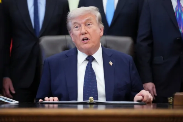Президент Дональд Трамп виступає під час заходу, присвяченого доступності медичного обслуговування, в Овальному кабінеті Білого дому у четвер, 23 квітня 2026 року, у Вашингтоні. (Фото AP/Марк Шифельбайн)