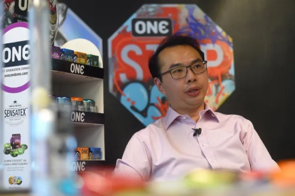 На цьому фото, зробленому 20 вересня 2017 року, головний виконавчий директор (CEO) малайзійського виробника презервативів Karex Industries Гох Міа Кіат жестикулює під час інтерв'ю AFP у штаб-квартирі компанії в Порт-Кланзі. Після успіху з винахідливою лінійкою презервативів, гігант малайзійської галузі додасть незвичайний смак до свого арсеналу контрацептивів – улюблену національну страву країни з рису, насі лемак. Karex Industries, яка стверджує, що є найбільшим у світі виробником презервативів, вже пропонує широкий спектр смаків у різних текстурах, що підвищують задоволення, від винограду до гострого тропічного фрукта дуріана. (Фото MANAN VATSYAYANA / AFP via Getty Images)