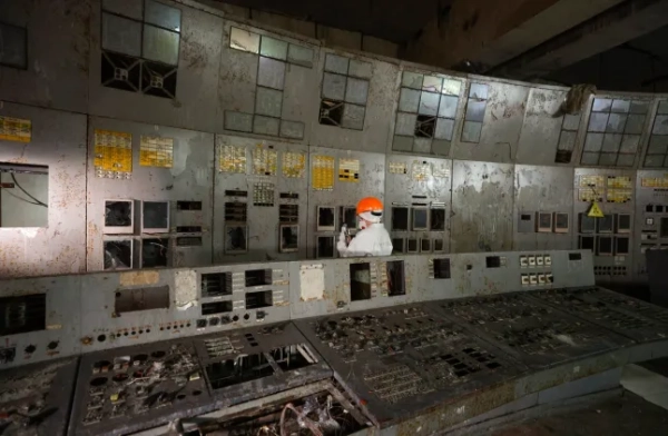 epa12910988 Відвідувач у диспетчерській четвертого реактора Чорнобильської атомної електростанції, Чорнобиль, Україна, 23 квітня 2026 року (опубліковано 24 квітня 2026 року). 26 квітня 2026 року Україна відзначатиме 40-ту річницю Чорнобильської катастрофи. Вибух четвертого реактора Чорнобильської атомної електростанції рано вранці 26 квітня 1986 року досі вважається найгіршою ядерною катастрофою на сьогоднішній день. EPA/СЕРГІЙ ДОЛЖЕНКО
