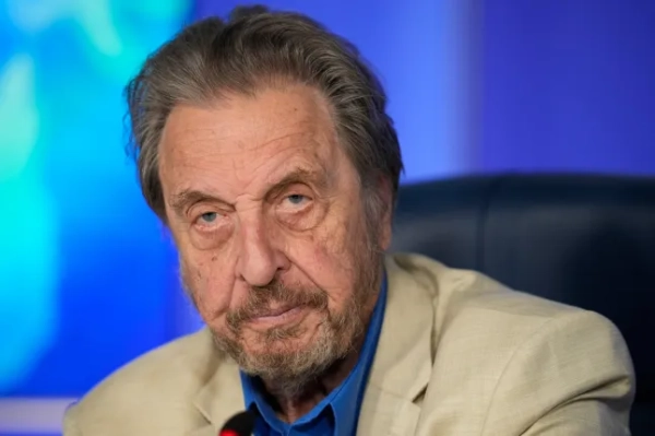 Еррол Маск, південноафриканський бізнесмен і батько Ілона Маска, проводить прес-конференцію в Москві, вівторок, 31 березня 2026 року. (Фото AP/Павло Бедняков)