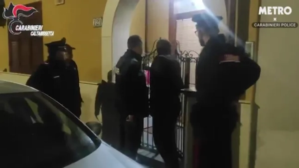 Поліція заарештувала 35 членів смертоносного італійського мафіозного угруповання за торгівлю наркотиками. На цьому відео видно, як італійські карабінери заарештовують підозрюваних у масштабній операції, яка, за їхніми словами, призвела до затримання 35 членів сицилійської мафії Коза Ностра в рамках масштабної операції, пов'язаної з багатомільйонним незаконним обігом наркотиків та схемою з використанням відпрацьованої нафти. Відеозапис був отриманий від італійських карабінерів у місті Нішемі, що в італійському регіоні Сицилія, 22 квітня.