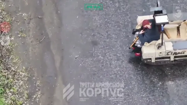 Україна відправила робота, щоб врятувати літню жінку від наступу Путіна з написом «Бабусю, сідай!». 77-річну українську бабусю, яка тікала від війни, помітив дрон, коли вона йшла сама під вогнем. Вони відправили безпілотний транспортний засіб, щоб врятувати її. Щоб не налякати її, наземного робота накрили ковдрою з написом: «Бабусю, сідай!».