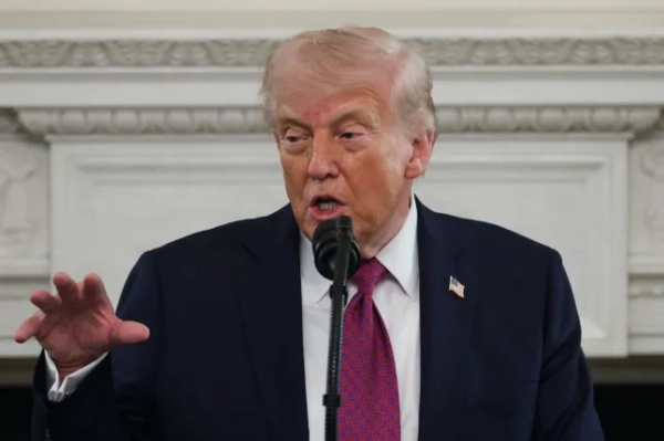 ВАШИНГТОН, ОКРУГ КОЛУМБІЯ – 21 КВІТНЯ: Президент США Дональд Трамп висловлюється під час заходу з нагоди Дня національних чемпіонів серед коледжів NCAA у державній їдальні Білого дому 21 квітня 2026 року у Вашингтоні, округ Колумбія. Білий дім прийняв понад 100 чемпіонів-студентів-спортсменів під час щорічного Дня національних чемпіонів серед коледжів NCAA. (Фото Алекса Вонга/Getty Images)