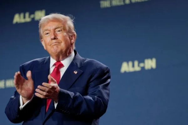 ФОТО З АРХІВУ: Президент США Дональд Трамп аплодує на саміті «Перемога в гонці штучного інтелекту» у Вашингтоні, округ Колумбія, США, 23 липня 2025 року. REUTERS/Kent Nishimura/Фото з архіву