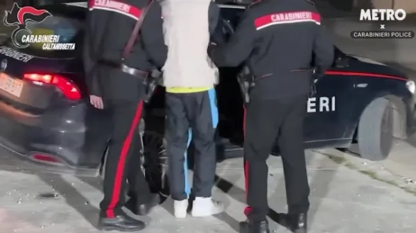 Поліція заарештувала 35 членів смертоносного італійського мафіозного угруповання за торгівлю наркотиками. На цьому відео видно, як італійські карабінери заарештовують підозрюваних у масштабній операції, яка, за їхніми словами, призвела до затримання 35 членів сицилійської мафії Коза Ностра в рамках масштабної операції, пов'язаної з багатомільйонним незаконним обігом наркотиків та схемою з використанням відпрацьованої нафти. Відеозапис був отриманий від італійських карабінерів у місті Нішемі, що в італійському регіоні Сицилія, 22 квітня.