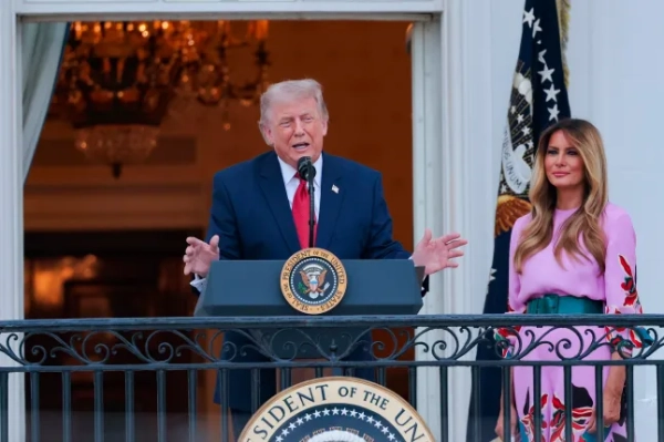 ВАШИНГТОН, ОКРУГ КОЛУМБІЯ – 19 ТРАВНЯ: Президент США Дональд Трамп виступає з промовою в присутності першої леді Меланії Трамп під час пікніка Конгресу на південній галявині Білого дому 19 травня 2026 року у Вашингтоні, округ Колумбія. Щорічний двопартійний пікнік об'єднує співробітників Білого дому, членів Конгресу та їхні родини у Білому домі. (Фото Гізер Діль/Getty Images)