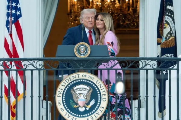 Президент Дональд Трамп і перша леді Меланія Трамп цілуються, вітаючи учасників з балкона «Синьої кімнати» Білого дому під час щорічного пікніка Конгресу на Південній галявині у вівторок, 19 травня 2026 року, у Вашингтоні. (Фото AP/Manuel Balce Ceneta)