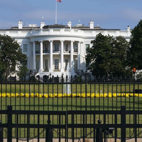 Біля резиденції президента сталася перестрілка під час промови Трампа: деталі&hellip;