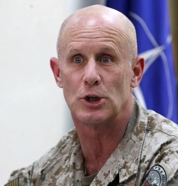 Віце-адмірал ВМС США Роберт С. Гарвард, командувач Об'єднаної оперативної групи 435, спілкується з журналістами під час спільної прес-конференції із заступником міністра оборони Афганістану Мохаммадом Акрамом (на фото немає) та заступником міністра внутрішніх справ Афганістану Мохаммадом Моніром Мангалом (на фото немає) у Кабулі, Афганістан, 27 лютого 2010 року. Афганські та американські офіційні особи проінформували журналістів про передачу в'язниці Баграм, яка наразі експлуатується США, під контроль Афганістану. Афганістан, Кабул, Афганістан, США, контроль над в'язницею Баграм - лютий 2010 року.