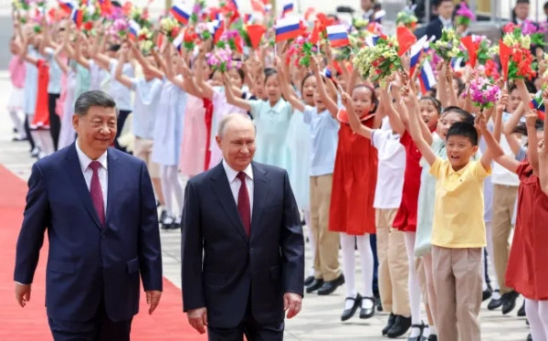 epa12976314 Президент Росії Володимир Путін (праворуч) та Голова Китаю Сі Цзіньпін під час церемонії привітання у Домі народних зборів у Пекіні, Китай, 20 травня 2026 року. EPA/ОЛЕКСАНДР КАЗАКОВ/КРЕМЛЬ / POOL ОБОВ'ЯЗКОВЕ АВТОРСЬКЕ ПОСИЛАННЯ