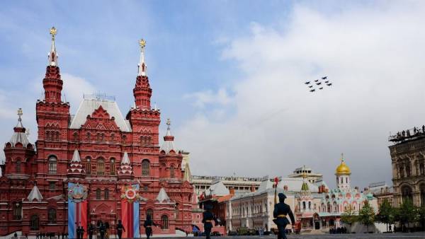 45 хвилин, кабріолети замість танків: у Москві відбувся парад, санкціонований Зеленським