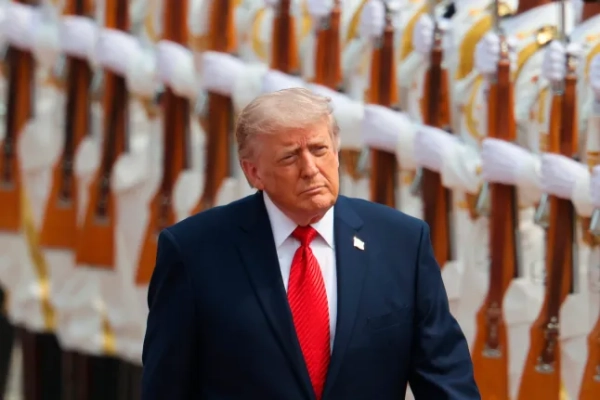 Президент США Дональд Трамп оглядає почесну варту під час церемонії зустрічі у Великому залі народних зборів у Пекіні, четвер, 14 травня 2026 року. (Максим Шеметов/Фото басейну через AP)
