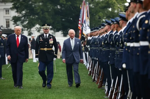 Президент США Дональд Трамп і король Карл III оглядають війська під час церемонії прибуття на південній галявині Білого дому на другий день державного візиту короля Карла III та королеви Камілли до Сполучених Штатів Америки 28 квітня 2026 року у Вашингтоні, округ Колумбія. Король Карл III та королева Камілла відвідають столицю країни Нью-Йорк та Вірджинію під час поїздки, організованої для святкування 250-ї річниці незалежності Сполучених Штатів Америки.
