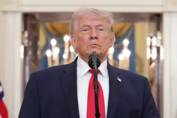 ТОП-КАДЕР - Президент США Дональд Трамп робить паузу, завершуючи виступ під час телевізійного звернення щодо конфлікту на Близькому Сході з Крос-Холу Білого дому у Вашингтоні, округ Колумбія, 1 квітня 2026 року. Президент Дональд Трамп висловив свою думку щодо нападу на Іран у своєму першому загальнонаціональному зверненні більш ніж через місяць після початку війни, наполягаючи на тому, що Сполучені Штати близькі до перемоги, оскільки його рейтинг схвалення падає. У вечірній промові з Білого дому Трамп мало що розкрив щодо того, як закінчиться війна, і пообіцяв ще два-три тижні 