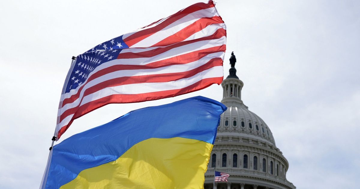 Прапори України та США