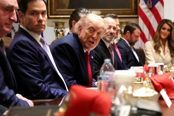 *** BESTPIX *** ВАШИНГТОН, ОКРУГ КОЛУМБІЯ – 27 ТРАВНЯ: Президент США Дональд Трамп (у центрі) виступає, а (зліва направо) міністр внутрішніх справ США Дуг Бургум, державний секретар США Марко Рубіо, військовий міністр США Піт Хегсет, міністр торгівлі США Говард Латнік, міністр транспорту США Шон Даффі, міністр внутрішньої безпеки США Марквейн Маллін та адміністратор Адміністрації малого бізнесу США Келлі Леффлер слухають під час засідання Кабінету міністрів у залі засідань Кабінету міністрів Білого дому 27 травня 2026 року у Вашингтоні, округ Колумбія. Трамп зустрічається зі своїм Кабінетом міністрів через кілька днів після того, як заявив, що мирна угода з Іраном була «значною мірою узгоджена» на тлі очікувань щодо повторного відкриття Ормузької протоки. (Фото Віна Макнеймі/Getty Images)