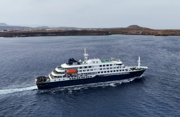 Знімок з дрона на круїзному лайнері MV Hondius, на борту якого перебували пасажири з підозрою на випадки хантавірусу, який відпливає з Праї, Кабо-Верде, 6 травня 2026 року. REUTERS/Stringer