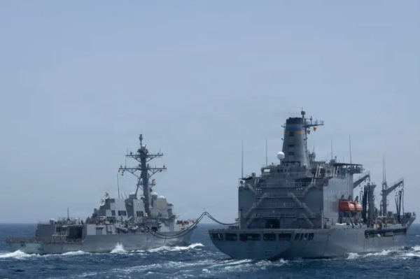 На цій фотографії з роздаткового матеріалу ВМС США, опублікованій 2 травня 2026 року Центральним командуванням у справах громадськості США, зображено ракетний підводний човен класу «Арлі Берк» USS Michael Murphy (DDG 112), який 27 квітня 2026 року проводить поповнення запасів у морі разом з нафтоналивним судном для поповнення флоту USNS Henry J. Kaiser (T-AO-187). Сполучені Штати завершили свої наступальні операції проти Ірану, заявив 5 травня державний секретар Марко Рубіо, навіть попри те, що Вашингтон попереджав про готовність розпочати «руйнівну» відповідь на будь-які нові напади на судноплавство в Ормузькій протоці. Заяви Рубіо пролунали після того, як високопоставлений військовий офіцер Вашингтона заявив, що американські сили залишаються готовими відновити бойові операції за наказом, оскільки зіткнення на життєво важливому водному шляху загрожують зірвати крихке припинення вогню. (Фото ВМС США / AFP через Getty Images) / ВИКОРИСТАННЯ ОБМЕЖЕНО ДЛЯ РЕДАКЦІЙНИХ ЦІЛЬОВИХ ЦІН - ОБОВ'ЯЗКОВЕ ВКАЗІВКА 