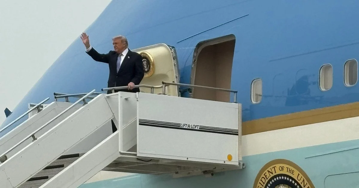 Дональд Трамп під час посадки на літак у Китаї Дональд Трамп під час посадки на літак у Китаї