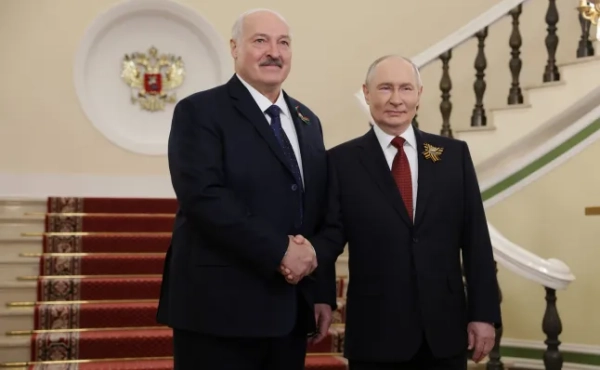 Путін вітає союзника Білорусі Олександра Лукашенка перед парадом на Красній площі в Москві 9 травня 2026 року