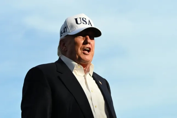 Президент США Дональд Трамп спілкується з журналістами після прибуття на південну галявину Білого дому у Вашингтоні, округ Колумбія, 15 травня 2026 року. Трамп повертається з Пекіна, де зустрівся з президентом Китаю Сі Цзіньпіном, щоб обговорити торговельні угоди в різних секторах. (Фото Алекса ВРОБЛЕВСЬКОГО / AFP via Getty Images)