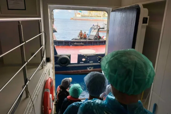 Пасажирів висаджують з круїзного судна MV Hondius, ураженого хантавірусом, у порту Гранаділла на Тенерифе, Канарські острови, Іспанія, неділя, 10 травня 2026 року. (Фото AP)