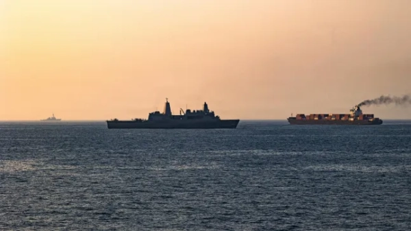 АРАВІЙСЬКЕ МОРЕ – 20 КВІТНЯ: (ПРИМІТКА РЕДАКТОРА: Це зображення для роздаткового матеріалу надано сторонньою організацією та може не відповідати редакційній політиці Getty Images.) На цьому фото, наданому Центральним командуванням США, американські війська патрулюють Аравійське море поблизу теплохода «Туска» 20 квітня 2026 року після обстрілу судна під іранським прапором, яке США звинуватили у спробі порушення військово-морської блокади США щодо іранських портів поблизу Ормузької протоки. (Фото для роздаткового матеріалу ВМС США через Getty Images)