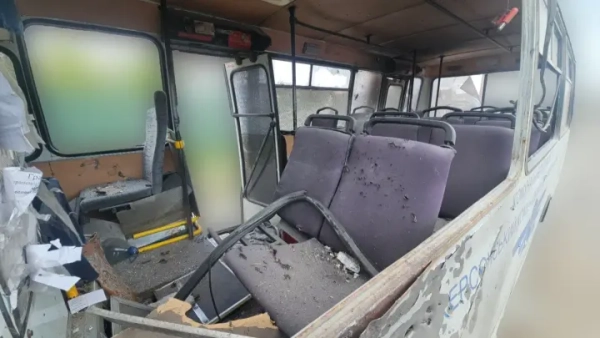 Ворожий дрон атакував маршрутку в Херсоні: водій у лікарні