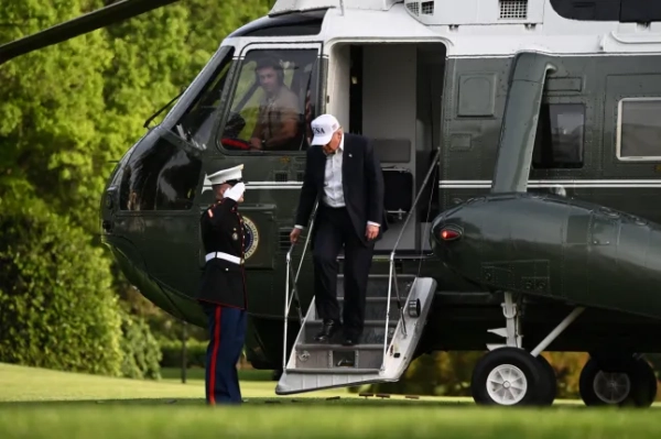 Президент США Дональд Трамп сходить з ескадрильї Marine One після прибуття на південну галявину Білого дому у Вашингтоні, округ Колумбія, 15 травня 2026 року. Трамп повертається з Пекіна, де зустрівся з президентом Китаю Сі Цзіньпіном, щоб обговорити торговельні угоди в різних секторах. (Фото Алекса ВРОБЛЕВСЬКОГО / AFP via Getty Images)