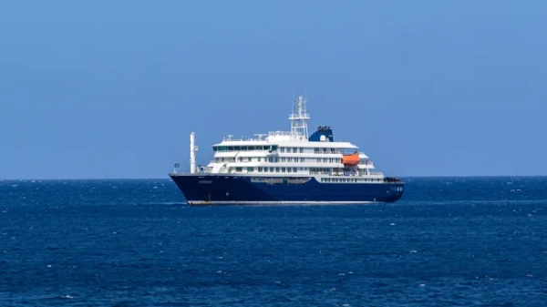 Загальний вигляд круїзного лайнера MV Hondius, що стоїть біля порту Прая, столиці Кабо-Верде, 3 травня 2025 року. Спалах 