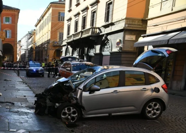 Автомобіль врізався в натовп, перш ніж “чоловік поранив людей ножем”…