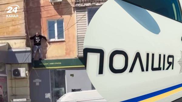 У Вінниці: Чоловік через військкомат заліз на покрівлю крамниці, там&hellip;