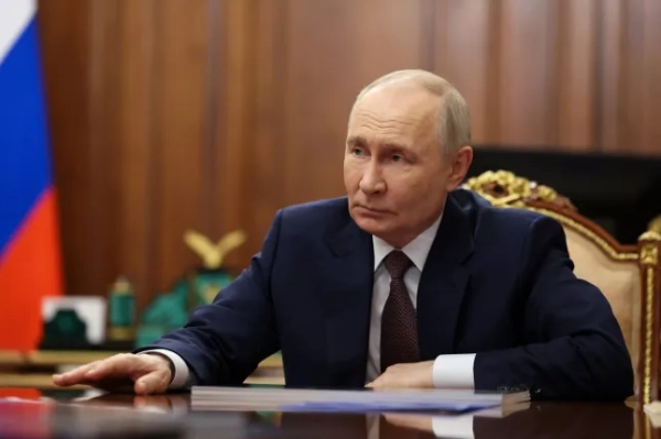 Президент Росії Володимир Путін взяв участь у зустрічі з губернатором Омської області Віталієм Хоценком у Кремлі в Москві, Росія, 25 травня 2026 року. Sputnik/В'ячеслав Прокоф'єв/Pool via REUTERS УВАГА РЕДАКТОРІВ - ЦЕ ЗОБРАЖЕННЯ НАДАНО ТРЕТЬОЮ СТОРОНОЮ.