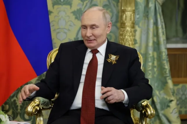 МОСКВА, РОСІЯ – 9 ТРАВНЯ: Президент Росії Володимир Путін жестикулює під час російсько-Південноосетинських переговорів після параду до Дня Перемоги, 9 травня 2026 року в Москві, Росія. День Перемоги щорічно відзначається в Росії 9 травня вражаючим військовим парадом на Червоній площі, щоб відзначити закінчення Другої світової війни. (Фото Contributor/Getty Images)